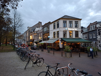 916072 Gezicht op de panden Lucasbolwerk 22 (Café De Potdeksel) -lager te Utrecht, tijdens de schemering.